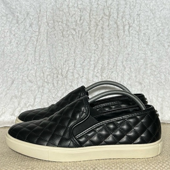 Steve Madden Womens Ecentrcq Black Quilted SlipOn Fashion Sneakers Shoes SZ 9M - Picture 2 of 11